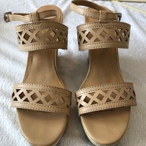 Thick-strapped sandal